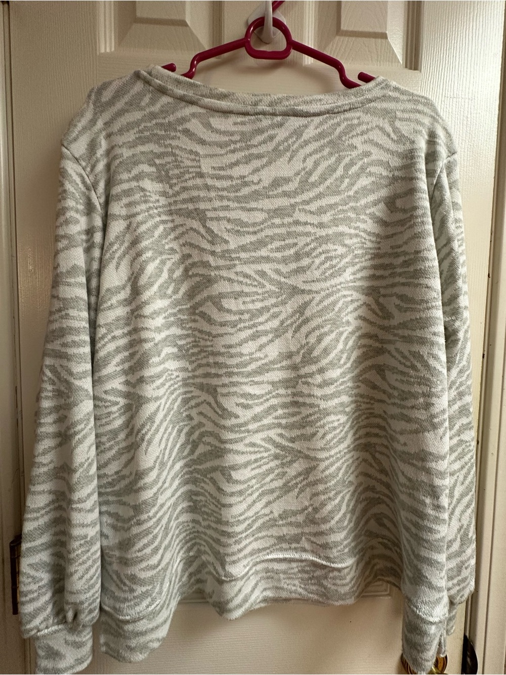 Ellen Tracy Cozy Grey Zebra-Print Women's Sweater size LG - Picture 3 of 10